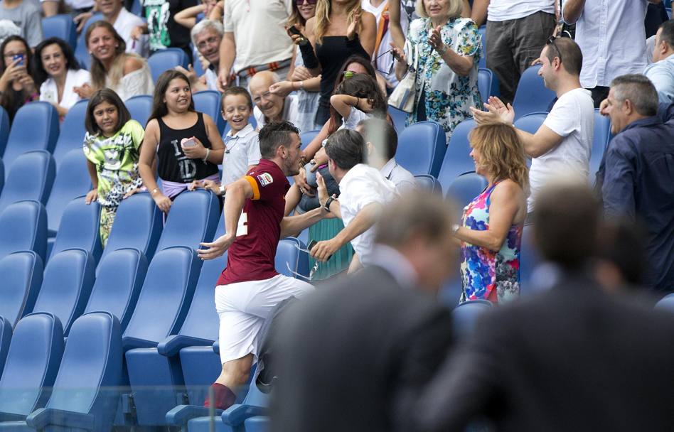Alessandro Florenzi corre veloce sulla scalinata della tribuna dell&#39;Olimpico. Il centrocampista della Roma ha appena segnato il gol del 2-0 contro il Cagliari (Ansa)